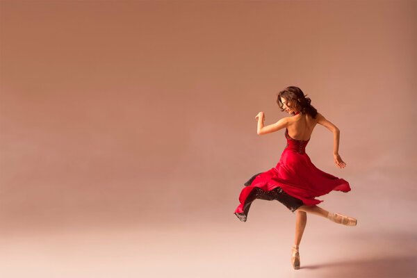 Bailarina de baile en un vestido rojo en los zapatos de punta