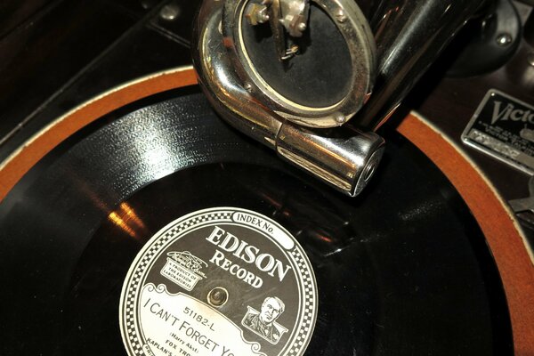 Foto Vintage - fonografo vintage con disco in vinile