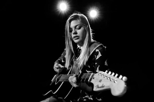 Die berühmte Sängerin louane emera spielt in Frankreich Gitarre