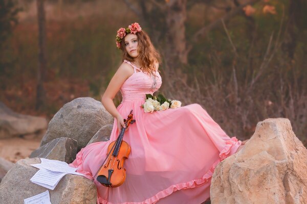 Glamouröse Geigerin im rosa Kleid