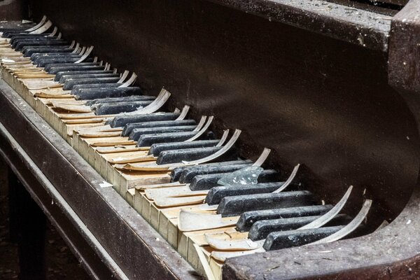 An old piano with broken keys