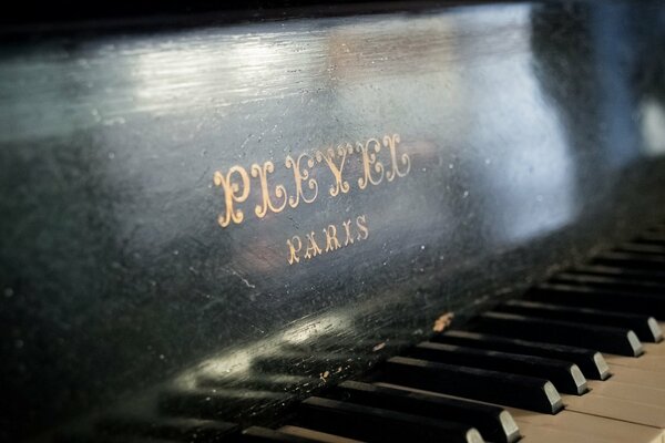 Vieux piano avec une belle inscription