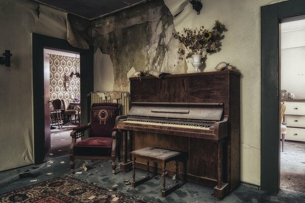 Casa antigua con piano