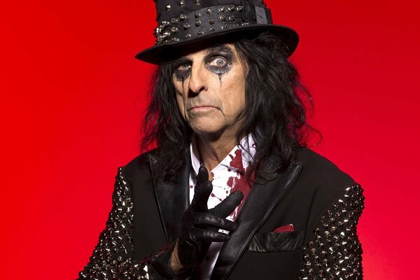 Alice Cooper su sfondo rosso