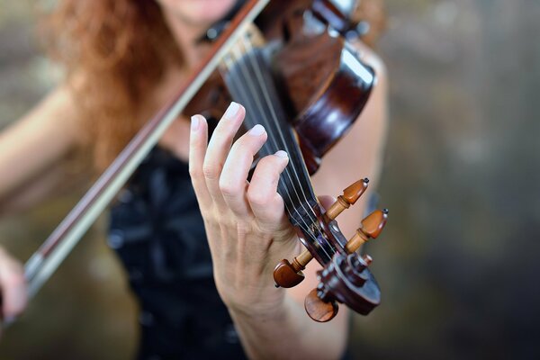 Chica con vestido tocando el violín