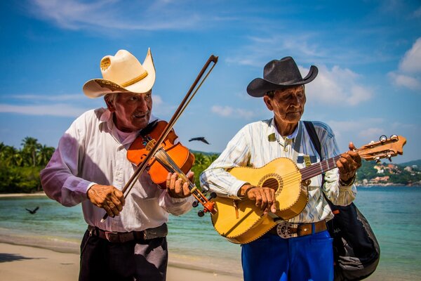 Musiciens rétro au bord de la mer