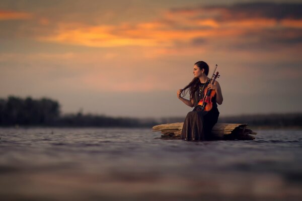 Ragazza con violino in mezzo all acqua