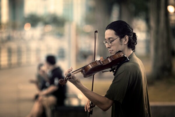 Musicista che suona il violino per strada