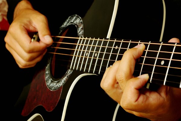 Homme jouant de la guitare à cordes