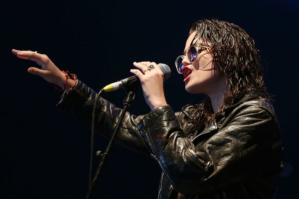 La cantante Sky Ferreira canta en el escenario