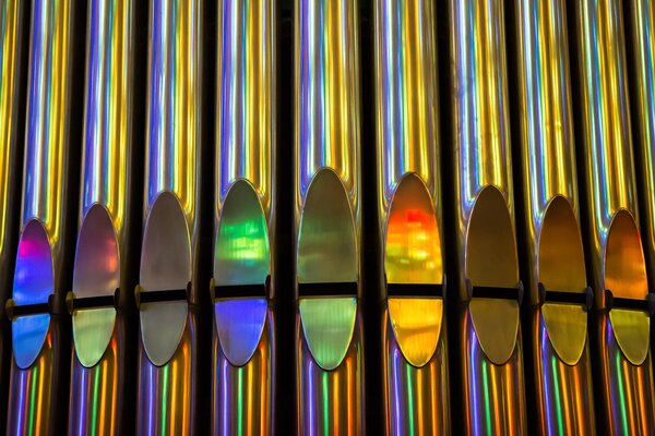 Die Details der musikalischen Orgel schimmern in verschiedenen Farben