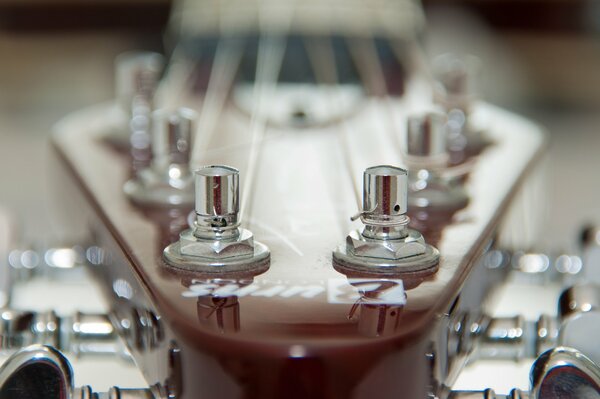 Macro shooting of guitar strings