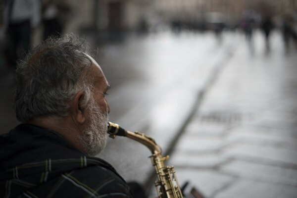 Un hombre toca el saxofón en la calle