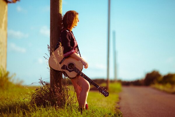 Chica con guitarra camino domoye