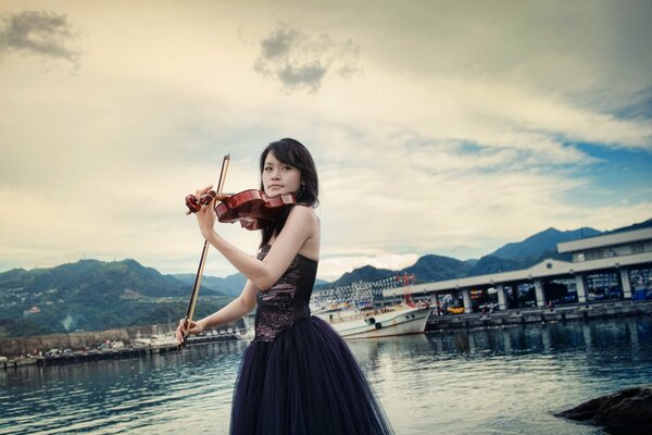 Hermosa chica tocando el violín