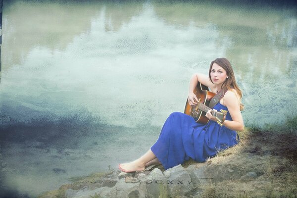 Chica con guitarra en la orilla del río
