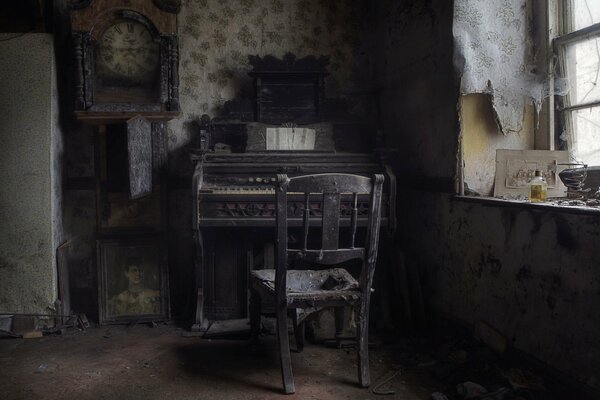 Antigua casa misteriosa con piano