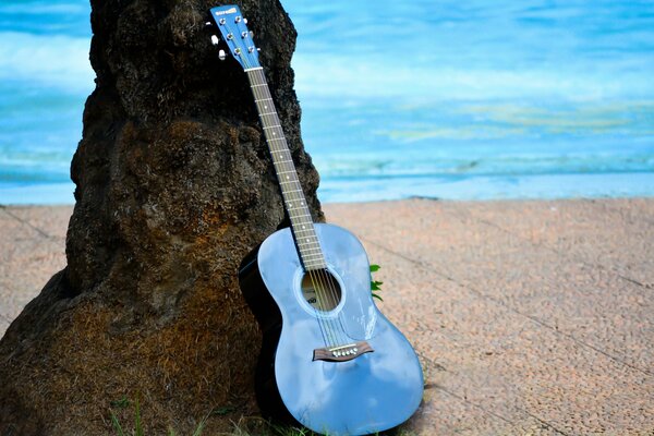 Gitarre an einer Klippe am Flussufer