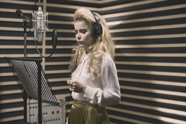 La cantante paloma Faith graba una canción