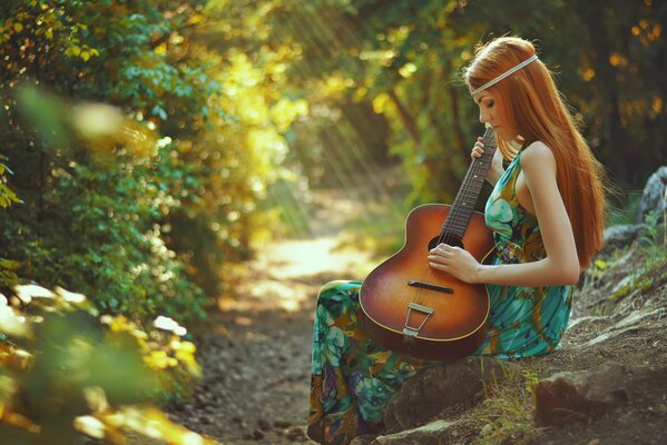 Рыжая девушка с гитарой