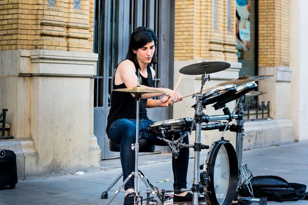 Músico tocando instrumentos de percusión en la calle