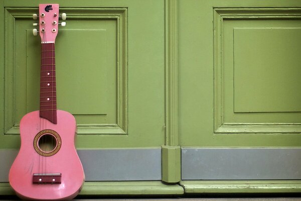 Guitare rose, musique, fond vert