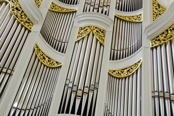 Классический инструмент орган в собором зале