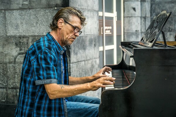 Street music playing the piano