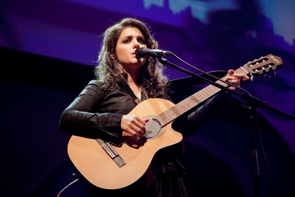 Piosenkarka Katie Melua gra na gitarze