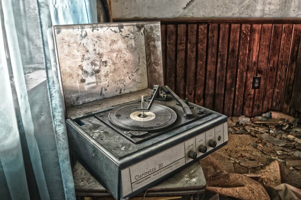 Vieux tourne-disque dans un appartement sale abandonné