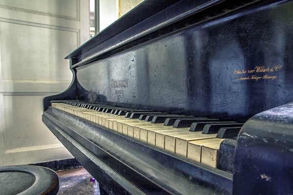 Pianoforte retrò vecchio sporco