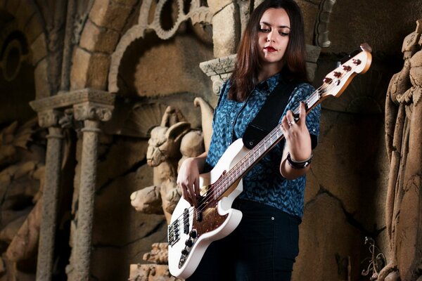 Fille jouant de la guitare dans un bel endroit