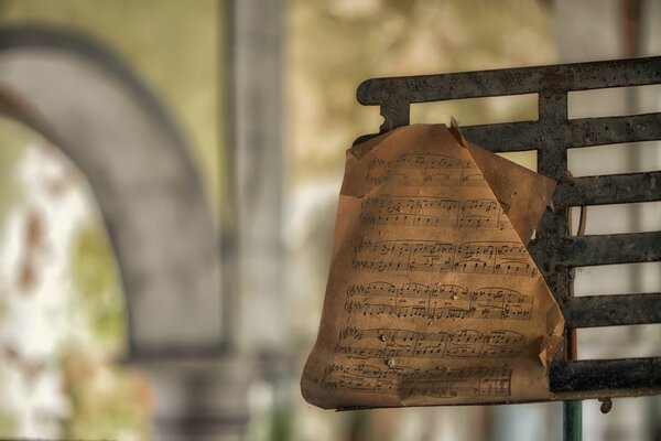 Hoja vieja con notas en el atril