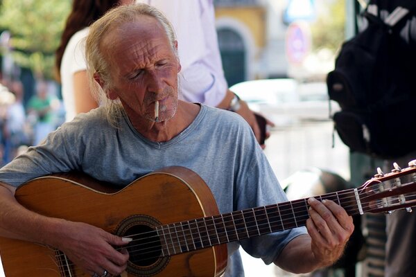 Músico callejero tocando la guitarra