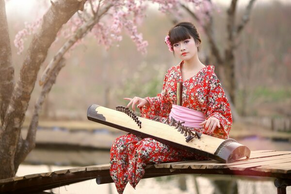 Belle fille asiatique en costume National