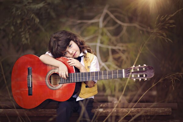 Dina Telhami si siede con la chitarra