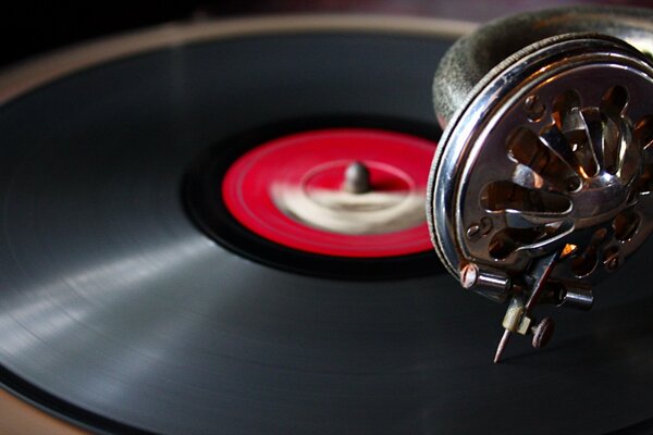 Une aiguille de gramophone est inscrite au-dessus d un disque vinyle avec une étiquette rouge