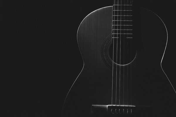 Guitarra en blanco y negro sobre fondo negro