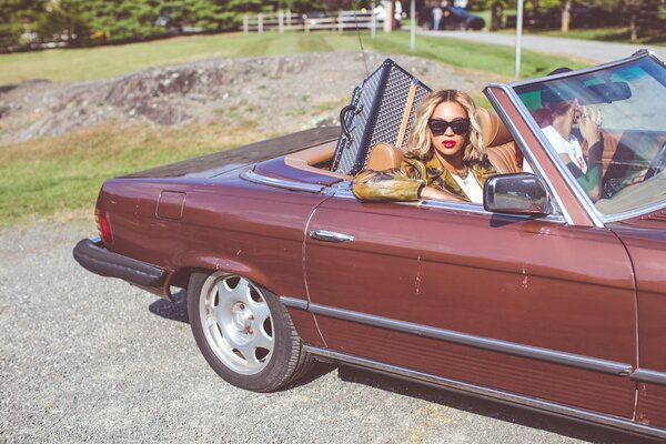 La célèbre chanteuse en cabriolet marron