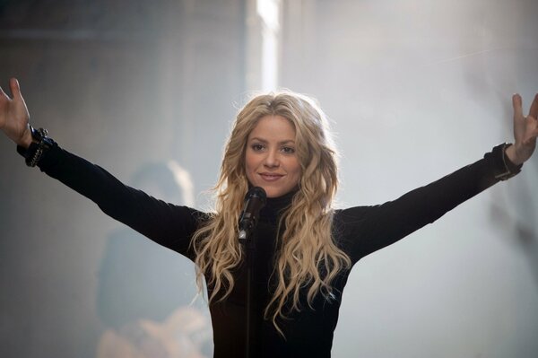 Piosenkarka Shakira na koncercie występuje