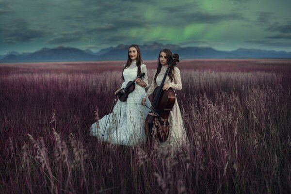 Deux filles sur le terrain jouent du violon