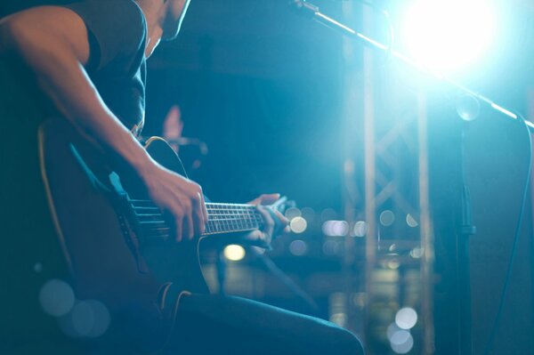 Musiker spielt eine sechssaitige Gitarre