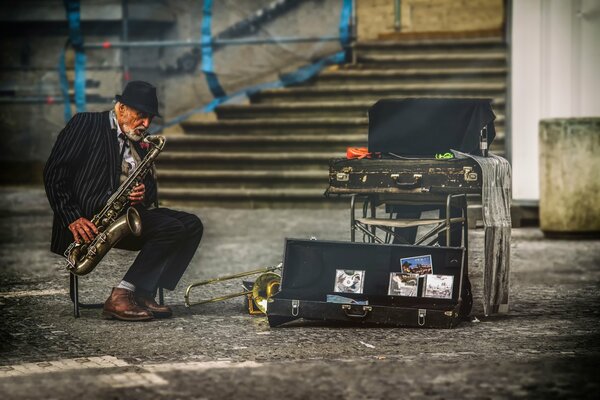 Músico callejero tocando el saxofón