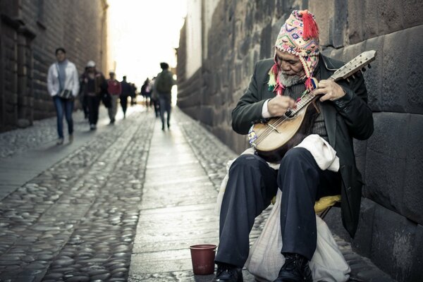 Musicista di strada in una strada affollata