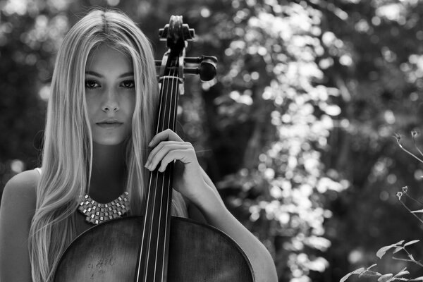 Ragazza con i capelli lunghi suona il violoncello