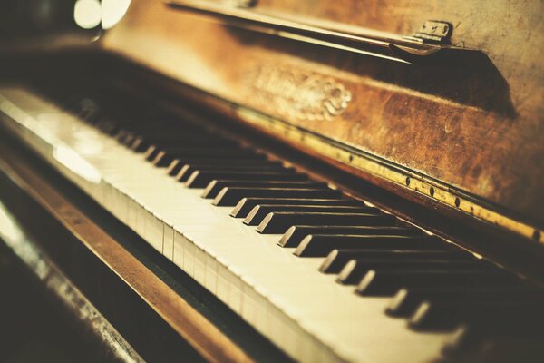 Черно-белые клавиши на старом пианино