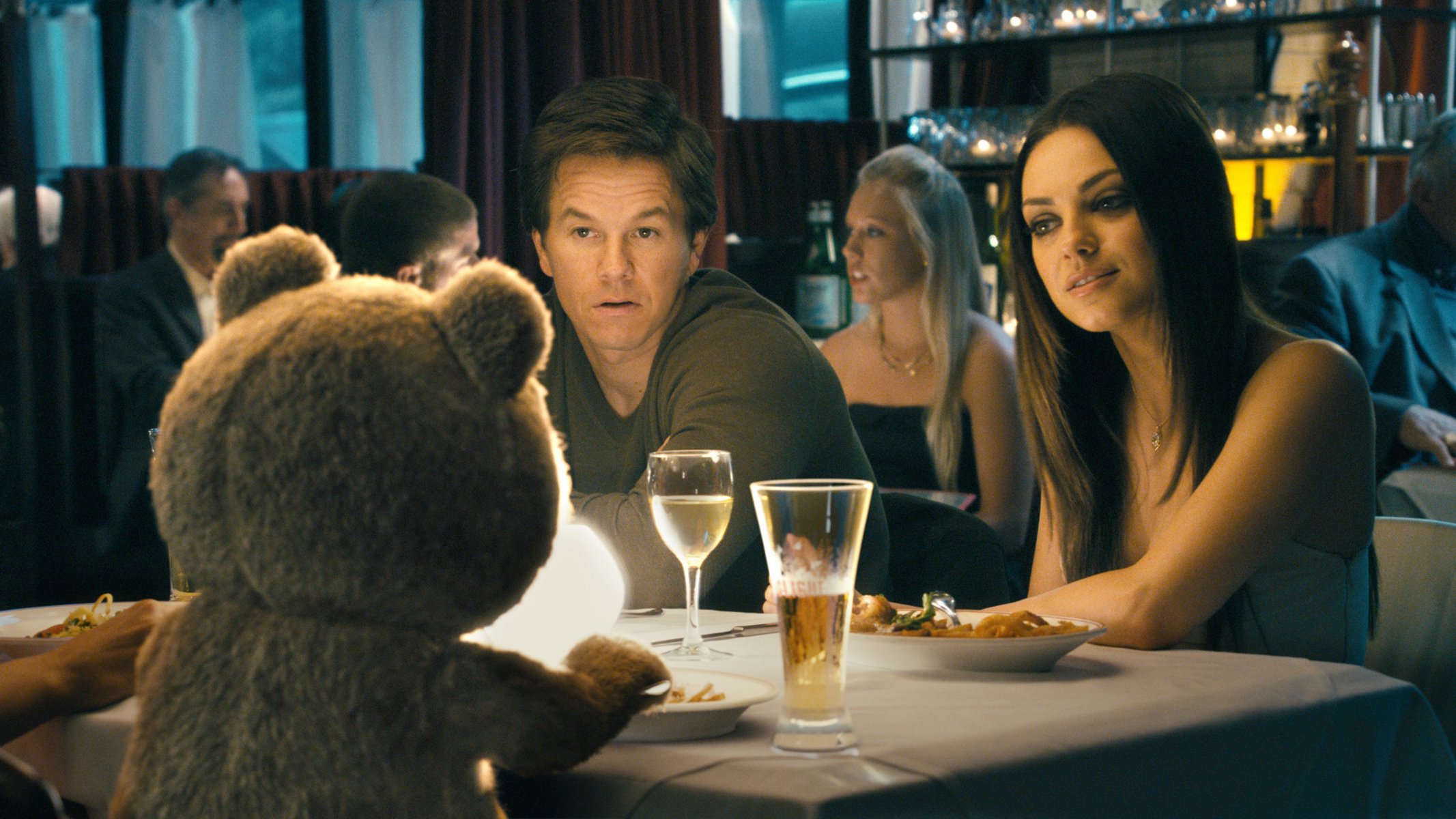 tercer extra ted mark wahlberg john bennet mila kunis laurie collins