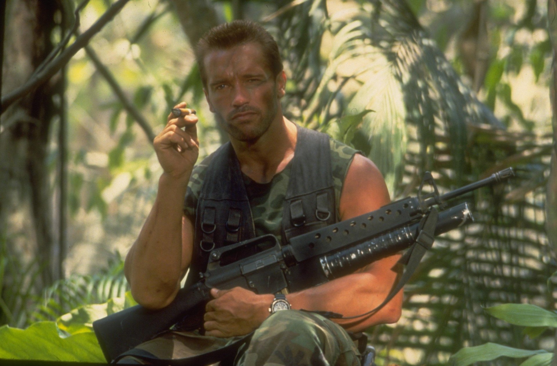 depredador arnold schwarzenegger actor productor director hombre máquina cigarro reloj
