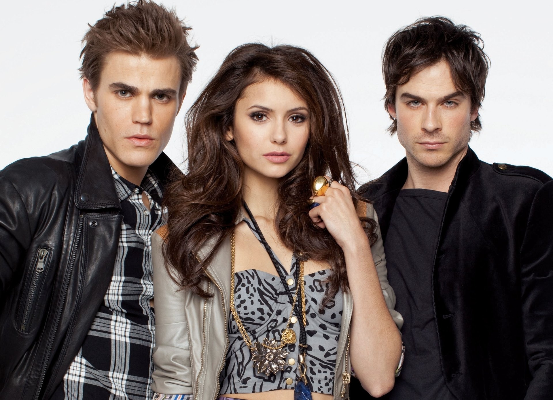 ian somerhalder nina dobrev paul wesley actores sesión de fotos colgantes anillos diarios vampiro elena gilbert katherine pierce hombre vampiro damon salvatore stefan hermanos gilbert catherine piry paul ian som