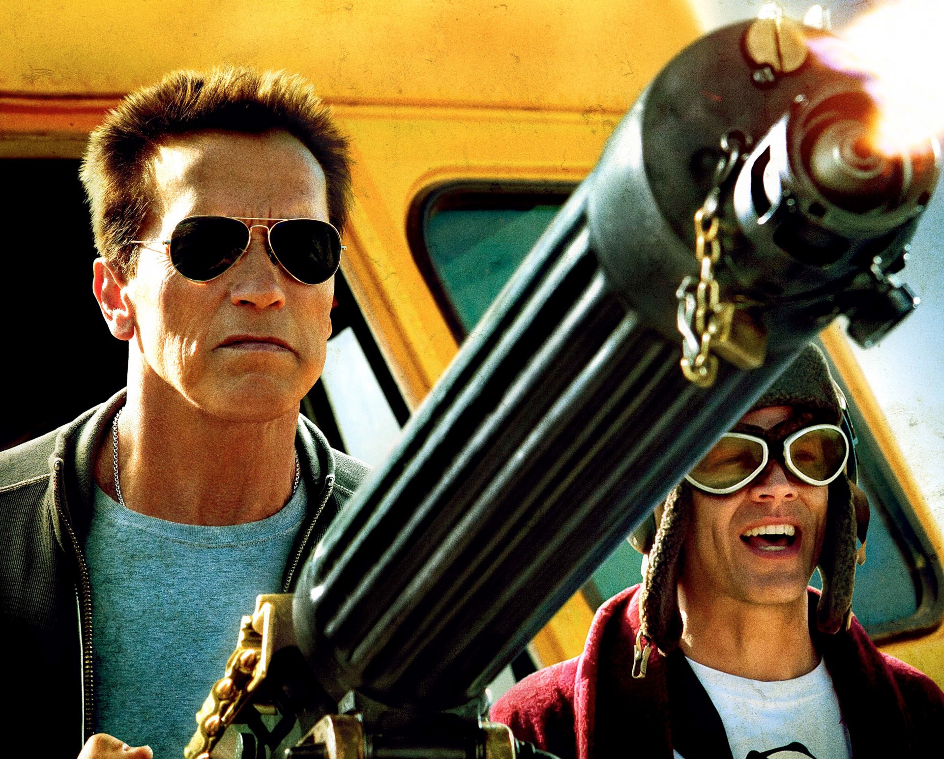 il ritorno dell eroe the last stand arnold schwarzenegger sceriffo ray owens johnny knoxville johnny knoxville lewis true polizia autobus sceriffo pistola mitragliatrice occhiali